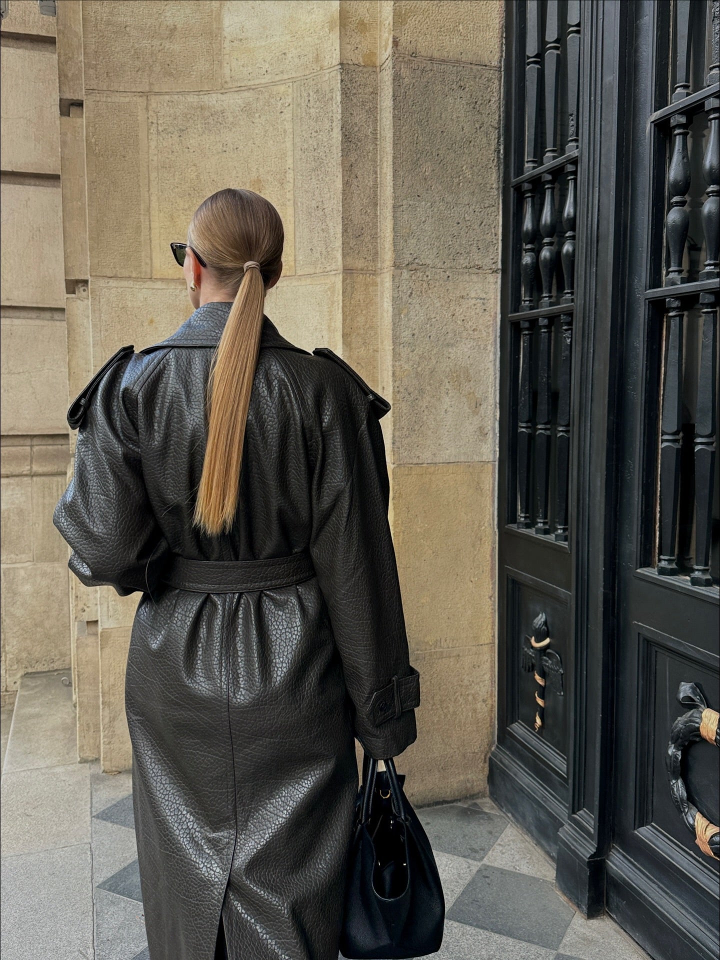 Winter shelter with double buttons and V-neck